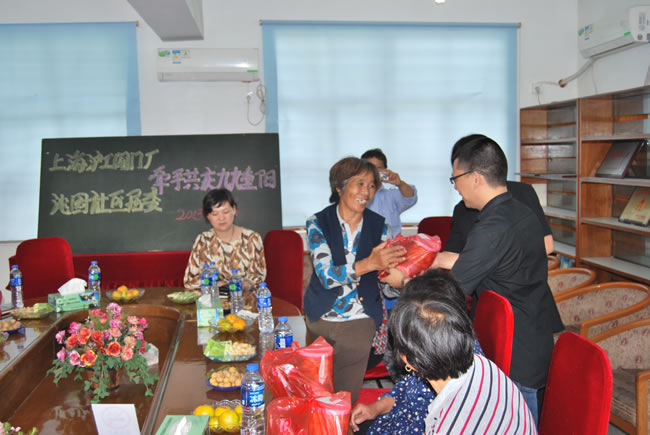 杨猛向居委会老人分发节日慰问品