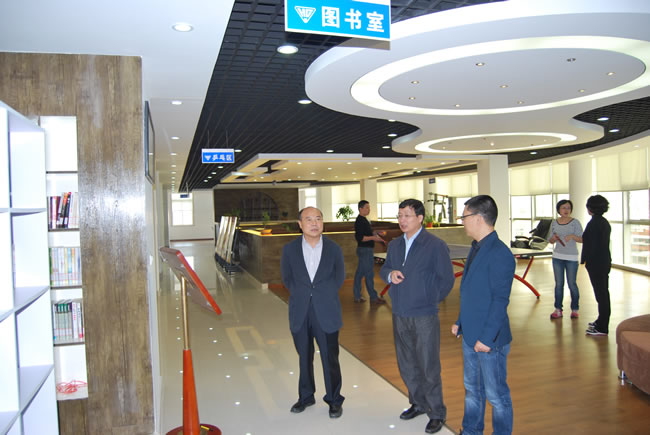 朱建江副区长、沈培新书记等领导视察沪工'职工之家'