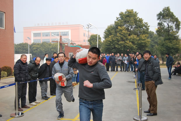 蚂蚁搬家-搬沙袋比赛（图8）