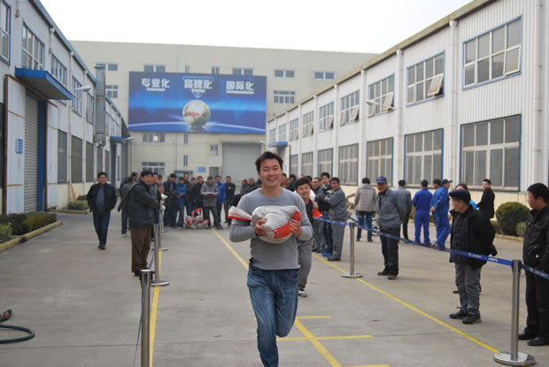 蚂蚁搬家-搬沙袋比赛（图9）