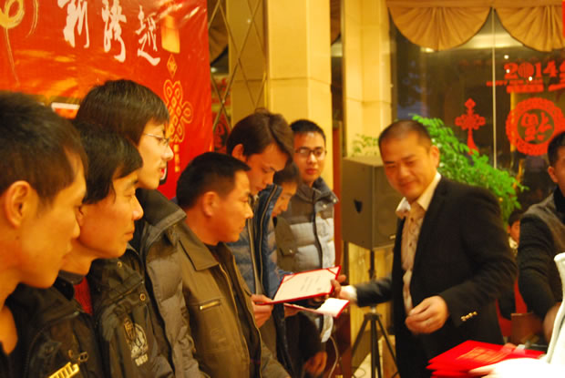 沪工阀门集团副总经理翁中程为公司2013年度文明员工颁奖