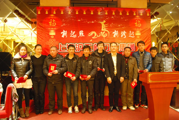 沪工阀门集团副总经理翁中程与公司2013年度文明员工合影
