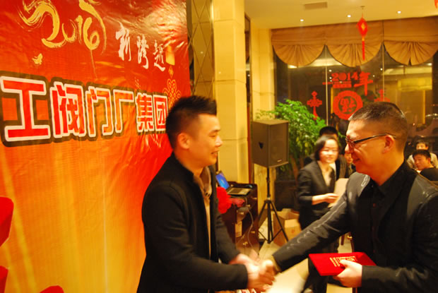 沪工阀门集团董事长杨猛为公司2013年度销售冠军蒋少飞颁奖