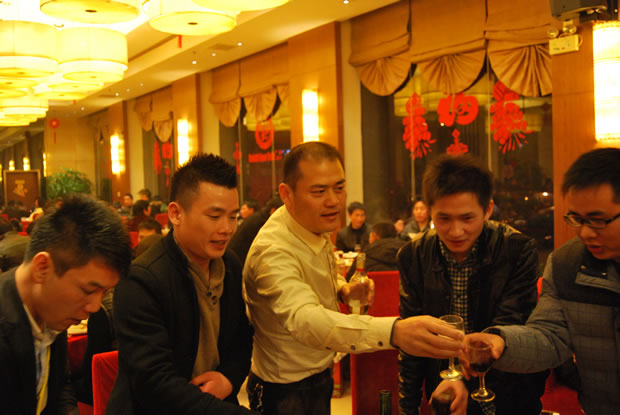 沪工阀门集团副总经理翁中程向员工敬酒