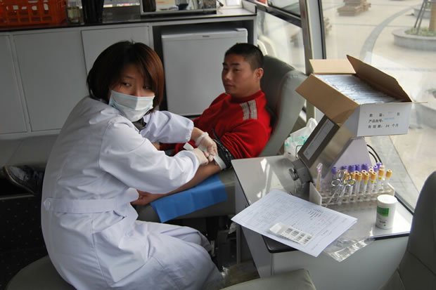 公司员工到嘉定博乐广场献血车参加义务献血