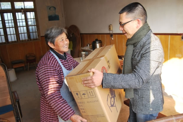 公司党支部书记杨猛慰问腾允瑜老人（图1）