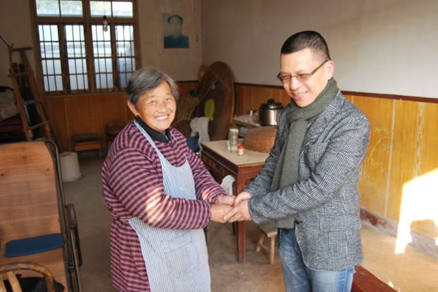 公司党支部书记杨猛慰问腾允瑜老人（图2）