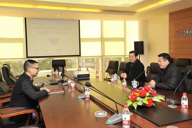 陈宾听取沪工阀门集团党支部书记杨猛汇报