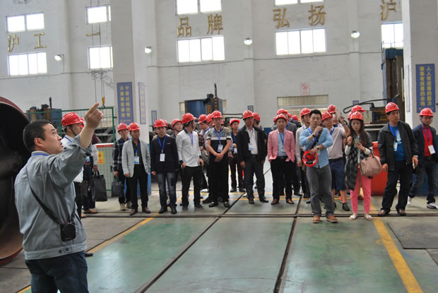 上海沪工阀门厂集团全国优秀经销商座谈会参会代表参观公司生产加工车间（图 1）