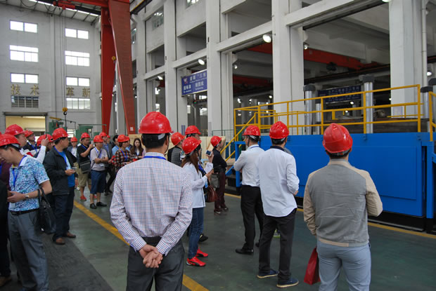 上海沪工阀门厂集团全国优秀经销商座谈会参会代表参观公司生产加工车间（图 2）