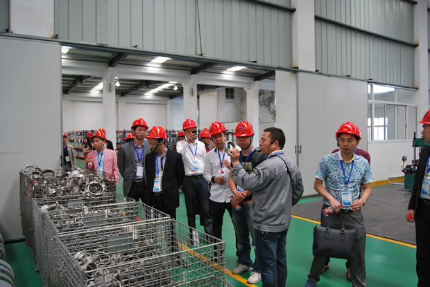 上海沪工阀门厂集团全国优秀经销商座谈会参会代表参观公司生产加工车间（图 3）