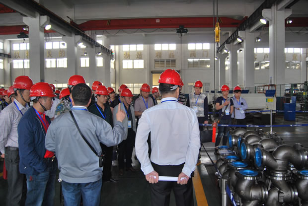 上海沪工阀门厂集团全国优秀经销商座谈会参会代表参观公司生产加工车间（图 5）