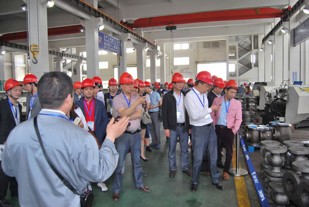 上海沪工阀门厂集团全国优秀经销商座谈会参会代表参观公司生产加工车间（图 6）