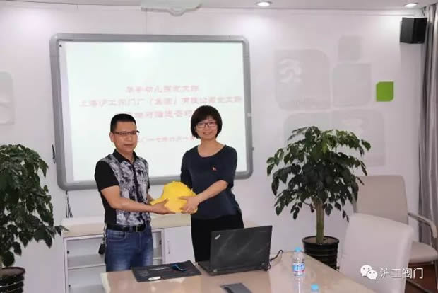 上海沪工阀门厂党支部书记杨猛为华亭镇 幼儿园送上六一儿童节礼物