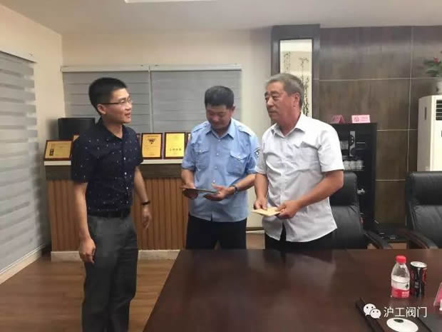 华亭镇“两新组织”党总支七一前夕走访慰问沪工阀门困难党员（图3）