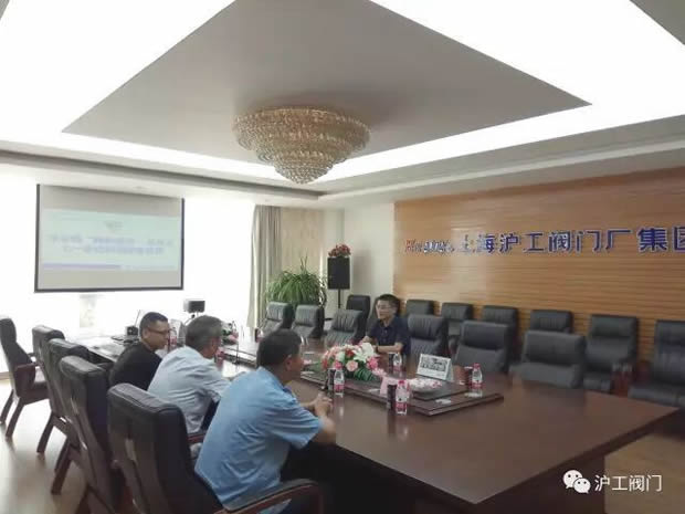 华亭镇“两新组织”党总支七一前夕走访慰问沪工阀门困难党员（图2）