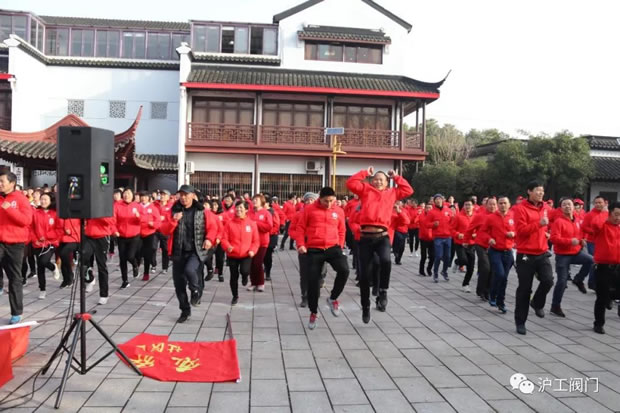 开跑前热身 其乐融融