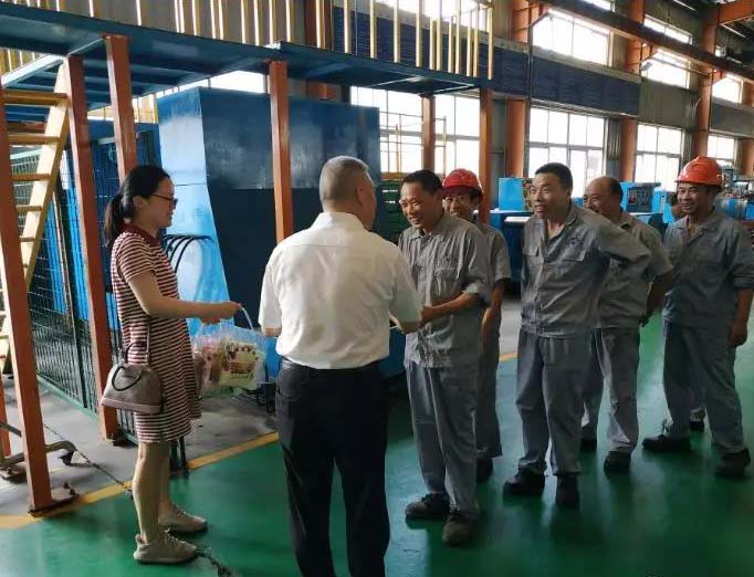 华亭镇总工会前来上海沪工阀门厂慰问一线职工（图1）