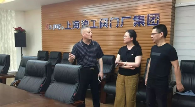 华亭镇党委副书记顾颖健、工会主席何柯文走访慰问我司（图2）