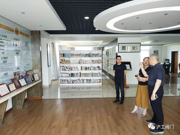 华亭镇党委副书记顾颖健、工会主席何柯文走访慰问我司（图1）