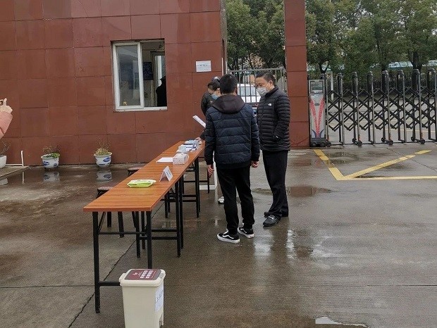 华亭镇党委副书记镇长沈飚，华亭镇企业发展办公室主任汤冰洁调研上海沪工阀门厂（图1）