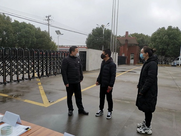 华亭镇党委副书记镇长沈飚，华亭镇企业发展办公室主任汤冰洁调研上海沪工阀门厂（图2）