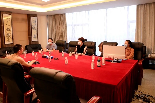 华亭镇党委书记何蓉一行走访调研十大滚球app官网